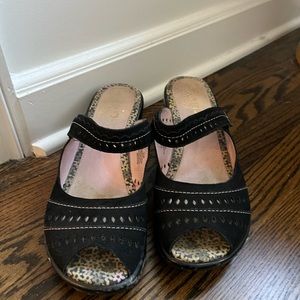 Womens size 9.5 Jambu slip ons